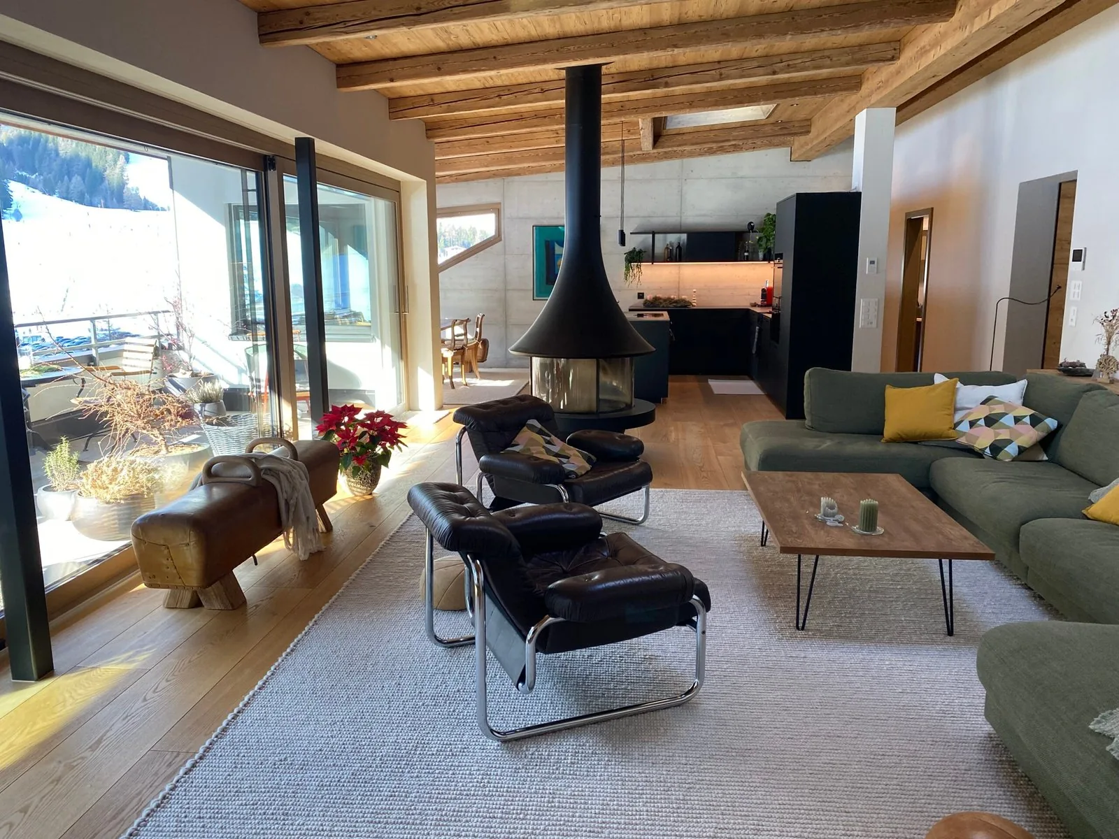 Ferienwohnung Lenzerheide mit Sauna — Wohnbereich mit Cheminée, The Mountain Loft